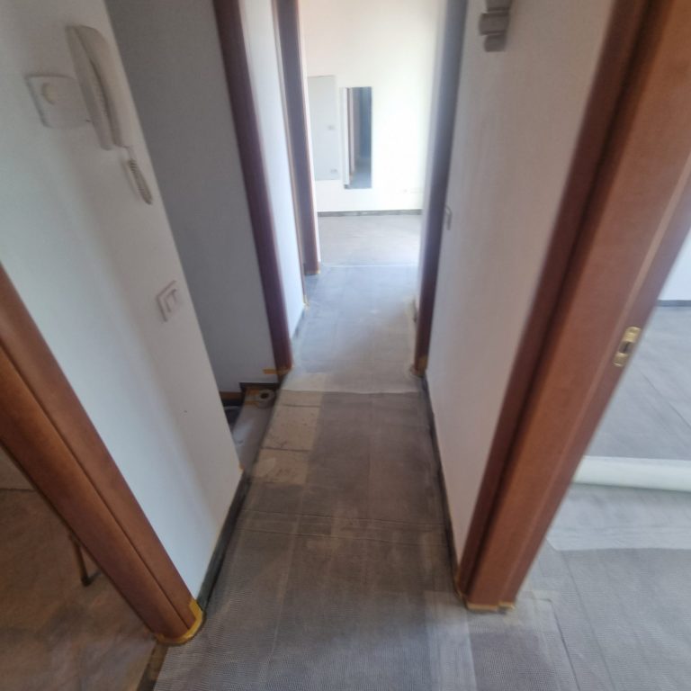 Wohnfläche vorher Wohnbereich im Obergeschoss vor der Modernisierung einer Ferienimmobilie am Gardasee