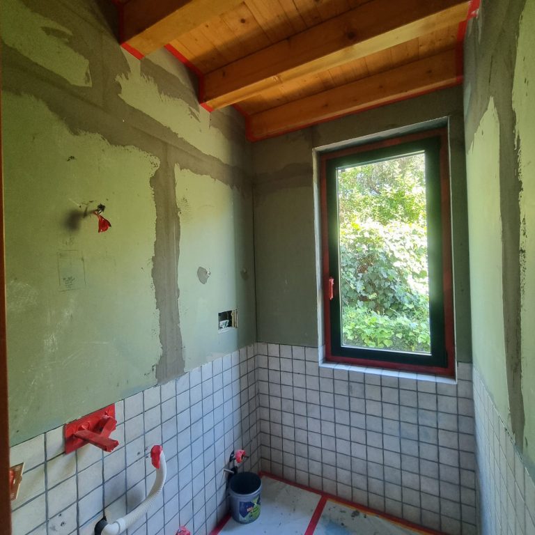 Umbauphase Gäste-WC Gäste-WC während der Modernisierung mit vorbereiteten Wandflächen und neuer Raumaufteilung