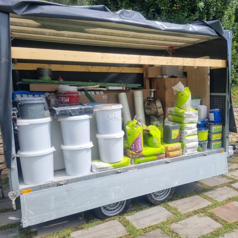 Vorbereitung des Projekts Materialtransport für die Modernisierung einer Ferienimmobilie am Gardasee