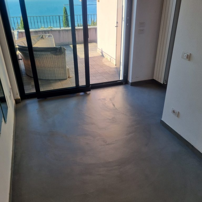 Wohnfläche mit Seeblick Neu geschaffene Wohnfläche mit Blick auf den Gardasee nach der Modernisierung
