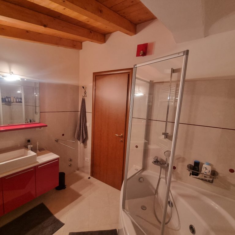 Bad vorher – Gardasee Badezimmer vor der Modernisierung in einer Ferienimmobilie am Gardasee