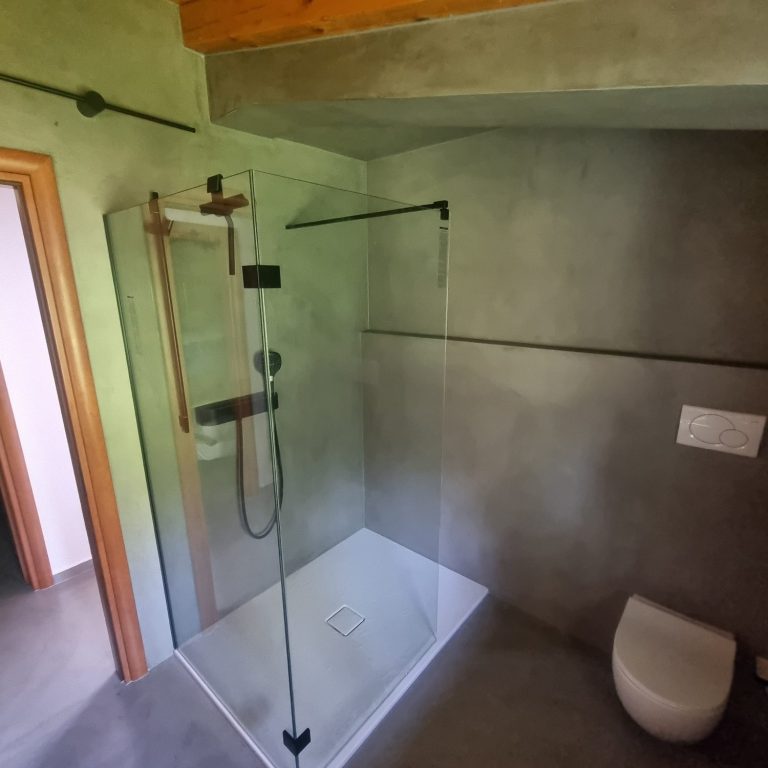 Dusche nach der Sanierung Bodengleiche Dusche mit Glasabtrennung nach der Badsanierung am Gardasee