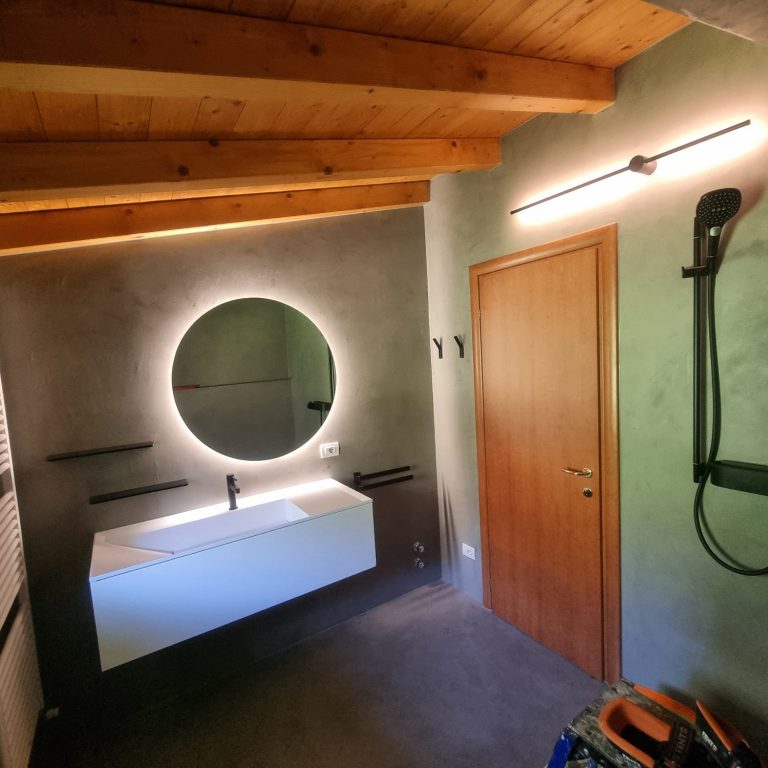 Bad nach der Modernisierung Modernes Badezimmer nach der Sanierung mit Mikrozement und schwarzer Regendusche