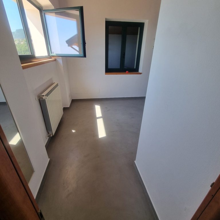 Flur nach der Modernisierung Neu gestalteter Flur im Obergeschoss nach der Modernisierung am Gardasee